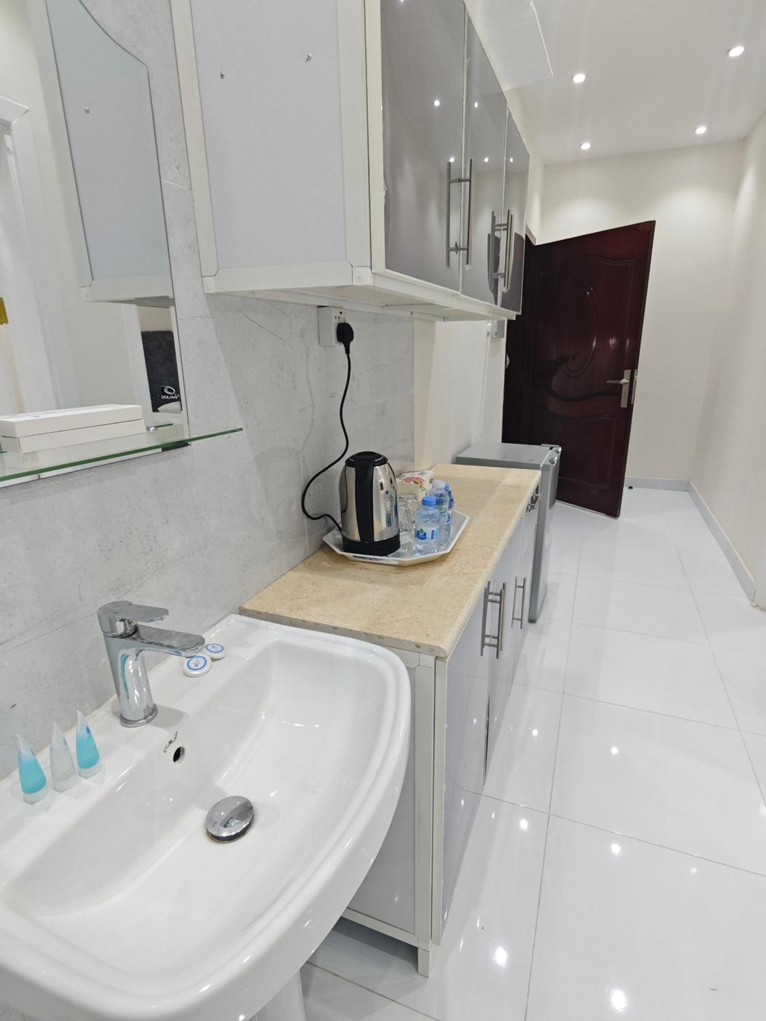 Yaqoot Al Madina Suites Al Awali 외부 사진